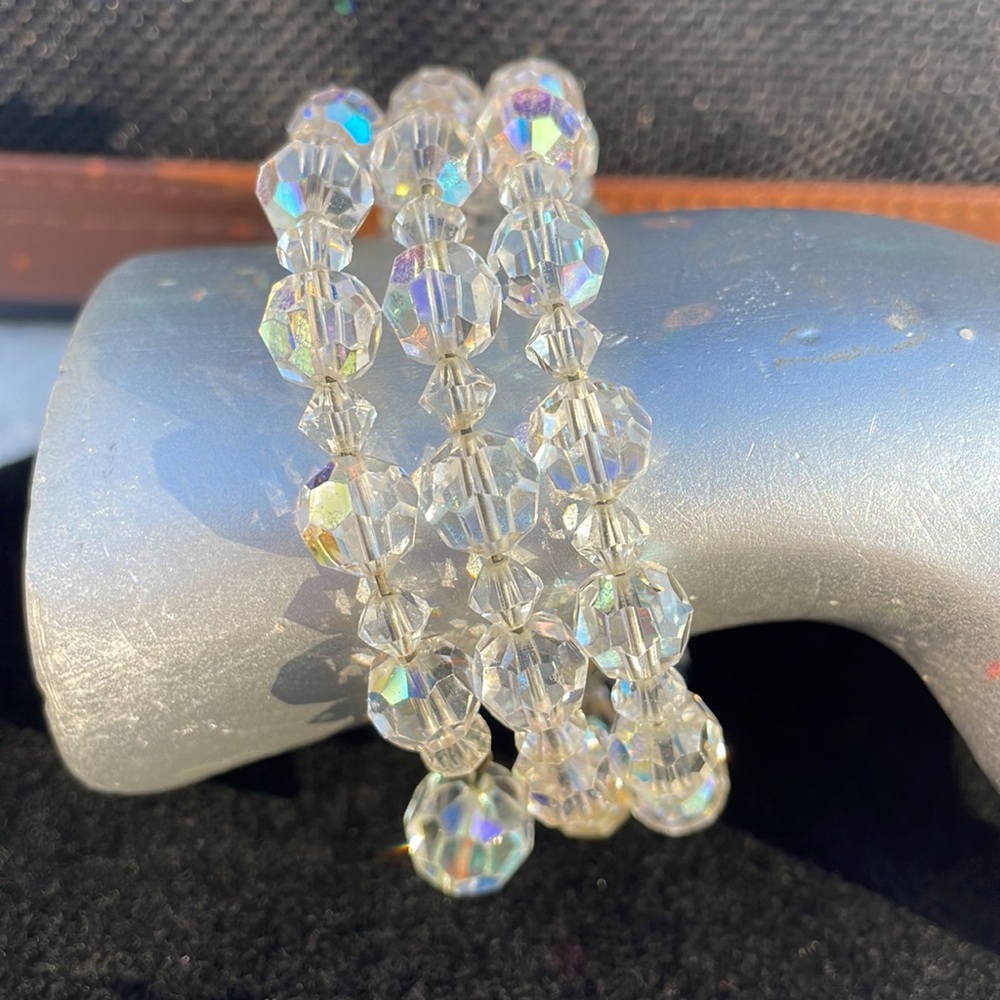 Aurora Borealis bracelet and hanging clip earrings. - Picture 3 of 14